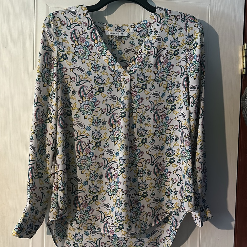 ROSE & OLIVE Women's XS Paisley Print Spring Colors Pink Yellow Blue V-Neck Top
